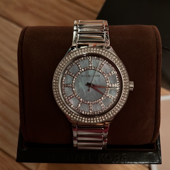 LIKE NEW MICHAEL KORS WATCH - Picture 2 of 5